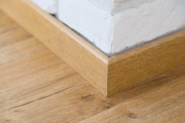 Comment pouvez-vous créer une ambiance intérieure impeccable grâce à l'installation et à l'harmonisation des plinthes murales ?