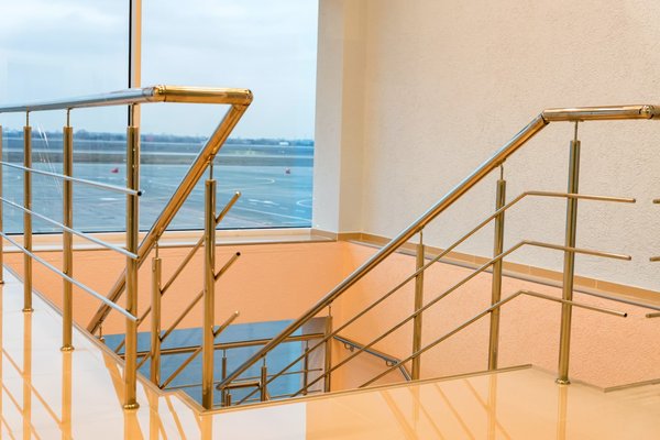 Choix d'une main-courante moderne : bois ou inox
