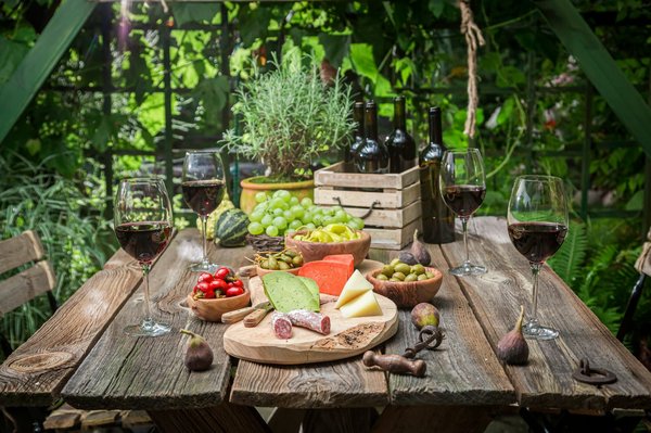 Table d'extérieur en bois : conseils pour réussir son entretien