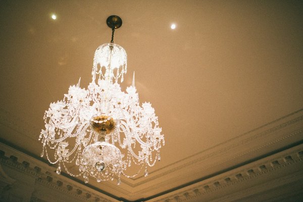 Lustres et plafonniers : illuminez votre intérieur avec style moderne